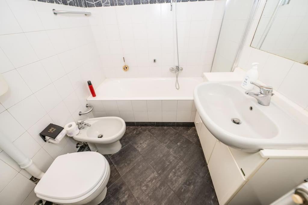 Wonderful Two Floors Apartment Milano Exteriör bild
